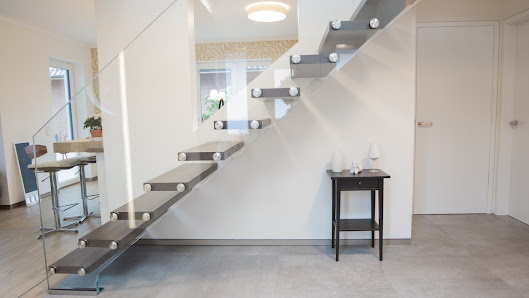 IHRE TREPPE - Treppenbauer Hamburg - Ihre moderne Wangentreppe, Holztreppe, Glastreppe, Stahltreppe, Luxus Treppe Design – Bild